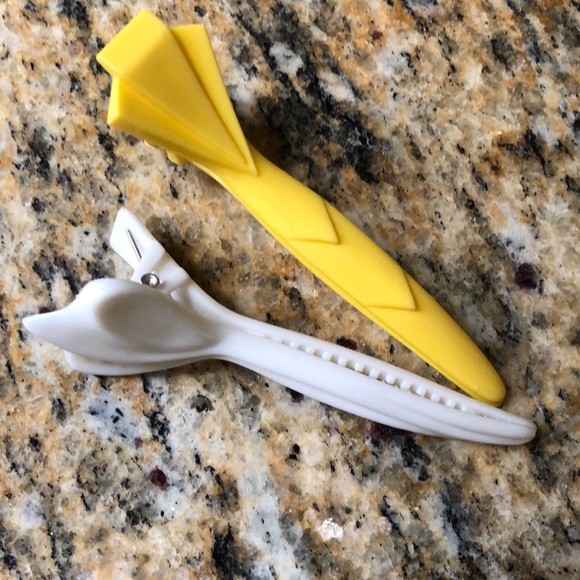 2. authentic Y2K yellow and white plastic hair  clips - Picture 11 of 13